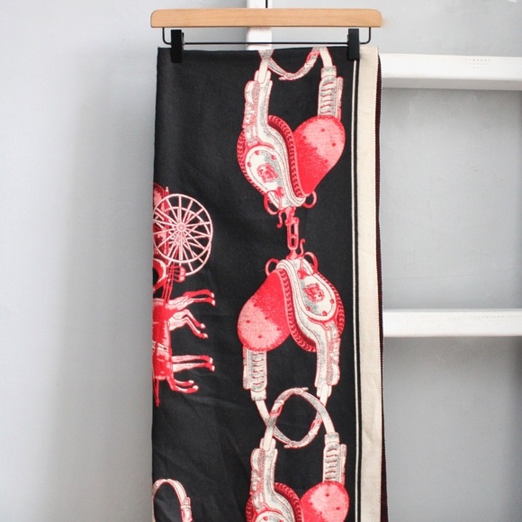 Elegant Luxury Women's Fashion Black Red Horse Link Wrap Rectangle Scarf​ - Picture 3 of 8